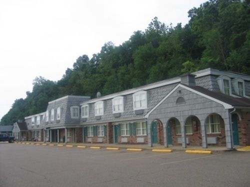 Country Squire Inn And Suites Coshocton Exterior photo